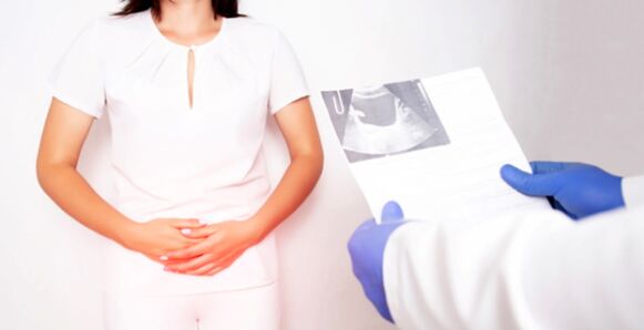 Frau mit bakterieller Zystitis wird von einem Arzt diagnostiziert
